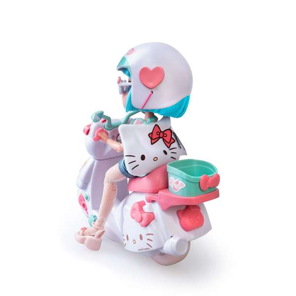 Famosa Hello Kitty Pretty Pink - Poupée articulée avec trottinette - 19,5 cm - Version espagnole Famosa Hello Kitty Pretty Pink - Poupée articulée avec trottinette - 19,5 cm - Version espagnole