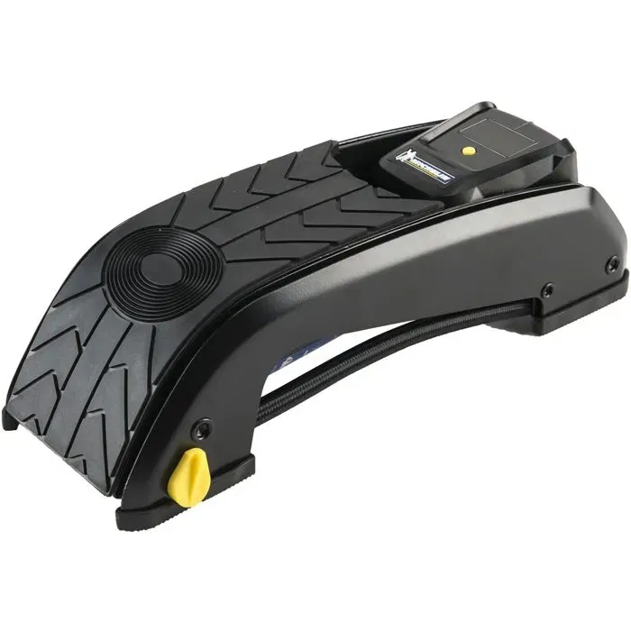 Michelin Pompe à pied avec manomètre digital, précision 0.05 bar, jusqu'à 7 bars, flexible 60 cm, embout laiton, pieds antidérapants Michelin Pompe à pied avec manomètre digital, précision 0.05 bar, jusqu'à 7 bars, flexible 60 cm, embout laiton, pieds antidérapants