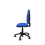 Chaise de bureau Algarra avec mécanisme de contact permanent de base, recouverte de tissu bleu. Équipée d'une base en polyamide noir, sans accoudoirs et avec roulettes autobloquantes