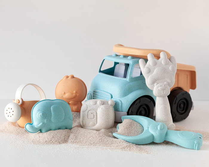 KioKids Jeu de Playa pour Enfant - Camion Remorque avec Pelle, Râteau, Arrosoir et 3 Moules Animaux pour Sable - Jouet Plage Motricité - 18 Mois et Plus KioKids Jeu de Playa pour Enfant - Camion Remorque avec Pelle, Râteau, Arrosoir et 3 Moules Animaux pour Sable - Jouet Plage Motricité - 18 Mois et Plus
