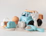 KioKids Jeu de Playa pour Enfant - Camion Remorque avec Pelle, Râteau, Arrosoir et 3 Moules Animaux pour Sable - Jouet Plage Motricité - 18 Mois et Plus