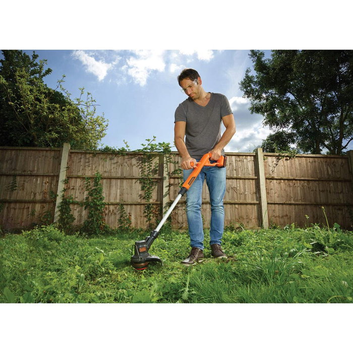 Black + Decker Coupe-bordures sans fil 18V avec batterie 2Ah et chargeur Black + Decker Coupe-bordures sans fil 18V avec batterie 2Ah et chargeur