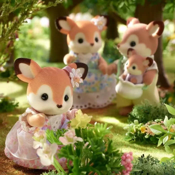 Sylvanian Families - Famille Biche 5799 - Figurines articulées avec 4 personnages et porte-bébé - Vêtements amovibles - Jeu créatif pour enfants à partir de 3 ans
