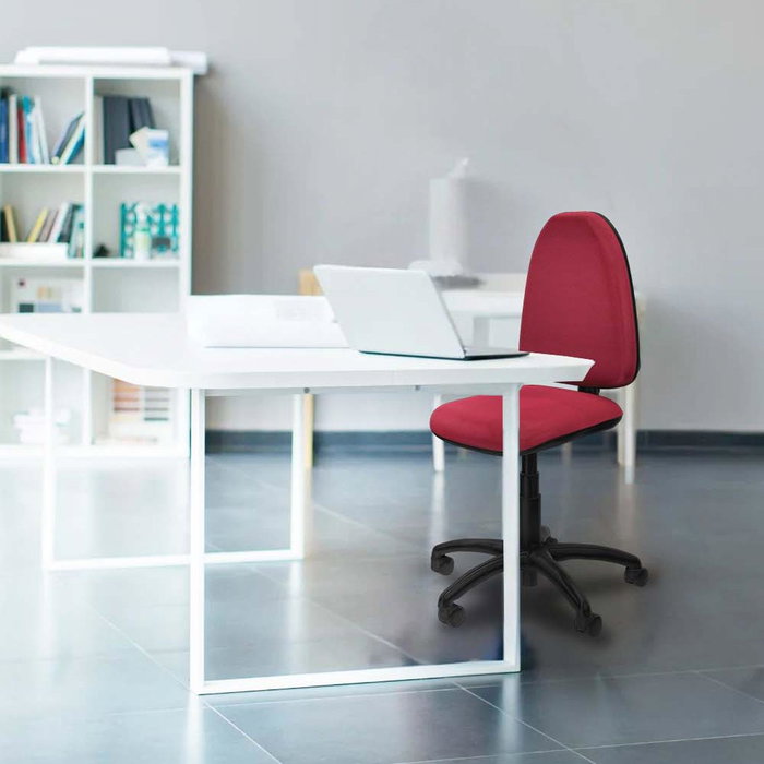 Chaise de bureau Aýna avec mécanisme de contact permanent de base, rembourrée de tissu bleu. Équipée d'une base en polyamide noir, sans accoudoirs et de roulettes en nylon de 50 mm.