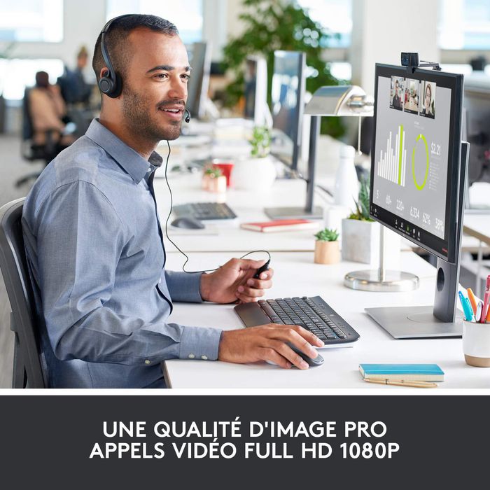 Logitech C920 Webcam Full HD 1080p/30 fps avec Vidéoconférence Skype et Optique Carl Zeiss - Résolution HD 720p - Mise au Point Automatique - Audio Stéréo Logitech C920 Webcam Full HD 1080p/30 fps avec Vidéoconférence Skype et Optique Carl Zeiss - Résolution HD 720p - Mise au Point Automatique - Audio Stéréo