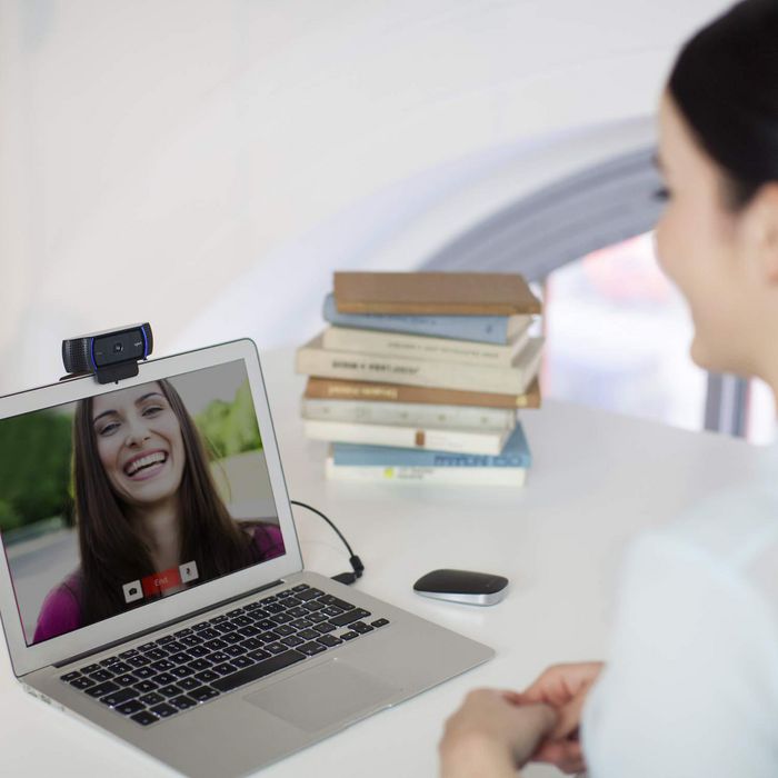 Logitech C920 Webcam Full HD 1080p/30 fps avec Vidéoconférence Skype et Optique Carl Zeiss - Résolution HD 720p - Mise au Point Automatique - Audio Stéréo Logitech C920 Webcam Full HD 1080p/30 fps avec Vidéoconférence Skype et Optique Carl Zeiss - Résolution HD 720p - Mise au Point Automatique - Audio Stéréo
