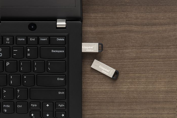 Kingston DataTraveler Kyson - Clé USB 3.2 Gen 1 de 256 Go, Sans Capuchon, Design Métallique, Lecture Jusqu'à 200 Mo/s, Garantie 5 Ans