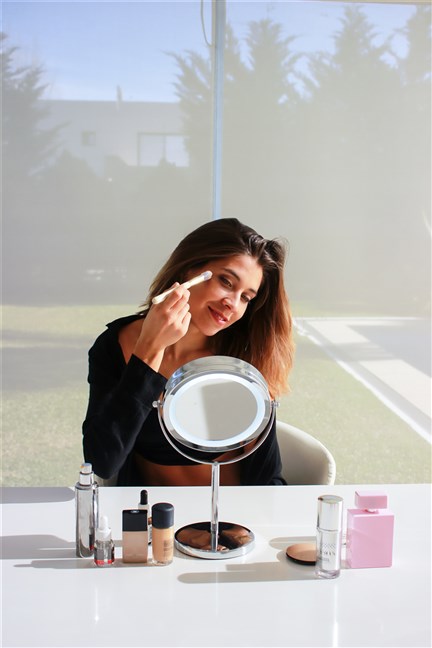 Beurer BS-55 Miroir Cosmétique de Bureau avec Éclairage LED, Fonctionne sur Piles, Grossissement 7x, Cadre Chromé