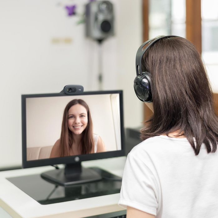 Logitech Webcam HD 720p avec microphone à réduction de bruit, capteur 3 Mpx, USB 2.0, pour appels vidéo sur Skype et messageries Logitech Webcam HD 720p avec microphone à réduction de bruit, capteur 3 Mpx, USB 2.0, pour appels vidéo sur Skype et messageries