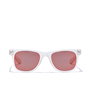 Hawkers SLATER Lunettes de Soleil Carrées Polarisées Cristal Rubis Irisé Monture Blanche Translucide Verres UV400 Unisexe TR90