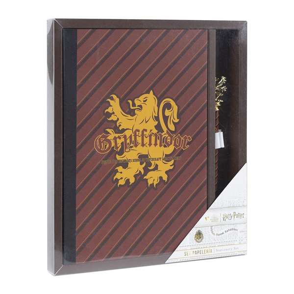 Set de Papeterie Harry Potter Gryffindor - Coffret Cadeau - Papier et Plastique - Dimensions : 22,0 x 22,0 x 2,5 cm Set de Papeterie Harry Potter Gryffindor - Coffret Cadeau - Papier et Plastique - Dimensions : 22,0 x 22,0 x 2,5 cm