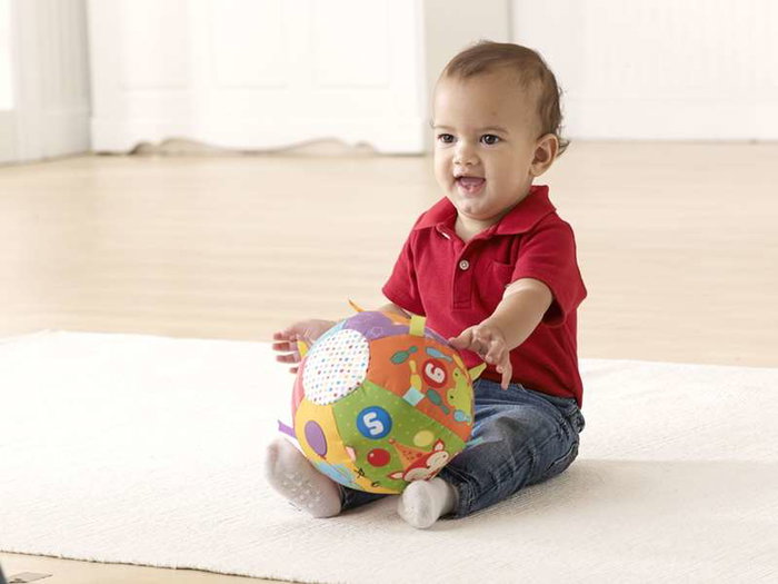 Vtech - Balle musicale pour bébé avec textures variées, 15 mélodies, 5 chansons, 18 cm - Jouet d'éveil espagnol - Fonctionne avec piles AAA (incluses)
