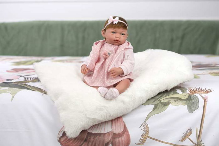 Muñecas Guca Poupée Reborn Daniela cheveux bruns, robe rose à pois blancs avec coussin Muñecas Guca Poupée Reborn Daniela cheveux bruns, robe rose à pois blancs avec coussin