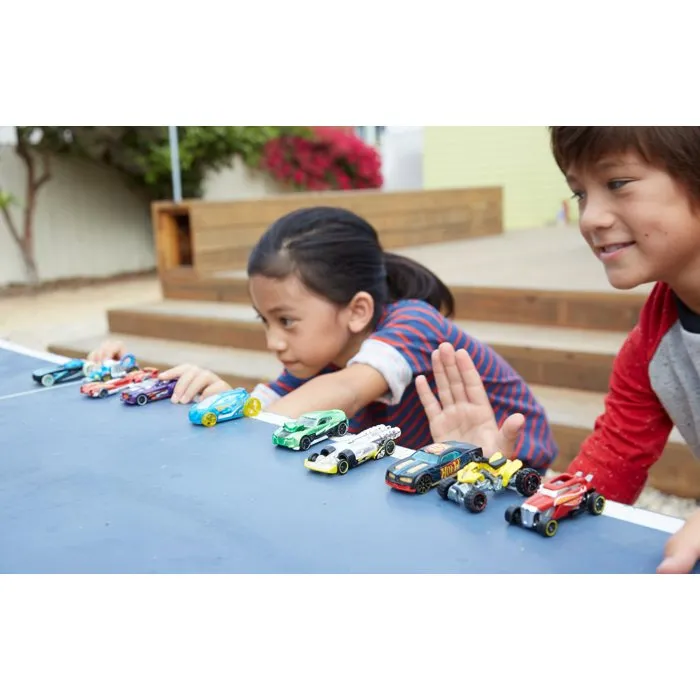 Hot Wheels - Coffret de 5 voitures de collection - Modèle aléatoire parmi 400+ références et 15 thèmes - Échelle 1:64 - À partir de 3 ans