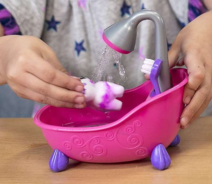 Crayola Washimals - Nouveau Set de Baignoire et 4 Animaux Lavables avec 6 Marqueurs - Ensemble de Jeu Créatif Réutilisable pour Enfants - Référence 74-7453