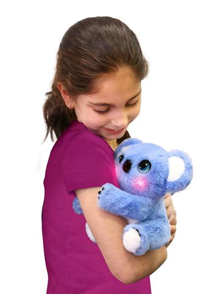 Famosa - Koala en peluche interactif avec plus de 50 sons, joues lumineuses et biberon inclus - 25,4 cm