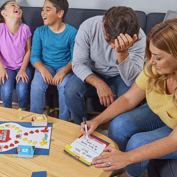 Spin Master Jeu de société Parents contre Enfants, jeux de cartes et défis, multilingue, plateau, accessoires, 200 cartes, 27x27x5.5cm