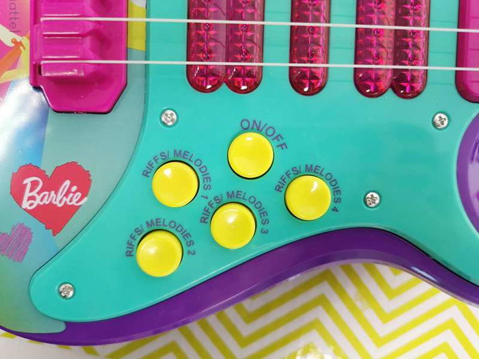 Reig Guitare électronique avec lumière - Jouet musical avec sons et lumières - Fonctionne avec 3 piles LR6 - Pour enfants à partir de 3 ans Reig Guitare électronique avec lumière - Jouet musical avec sons et lumières - Fonctionne avec 3 piles LR6 - Pour enfants à partir de 3 ans