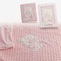 Creaciones Llopis Manta doble Oso - Couverture double 100x75 cm ours brodé rose dans une boîte cadeau