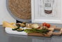 Kinvara Planche à Découper Bois et Marbre Blanc avec Poignée 38 x 18 x 1.5 cm (Set de 8)
