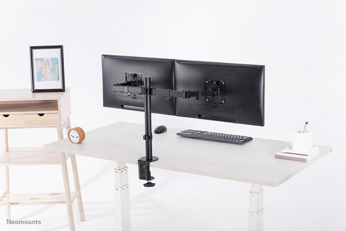 Neomounts Support de Bureau Double FPMA-D550DBLACK - Support Inclinable, Pivotant et Rotatif pour 2 Écrans jusqu'à 32" (VESA 75x75/100x100 mm)