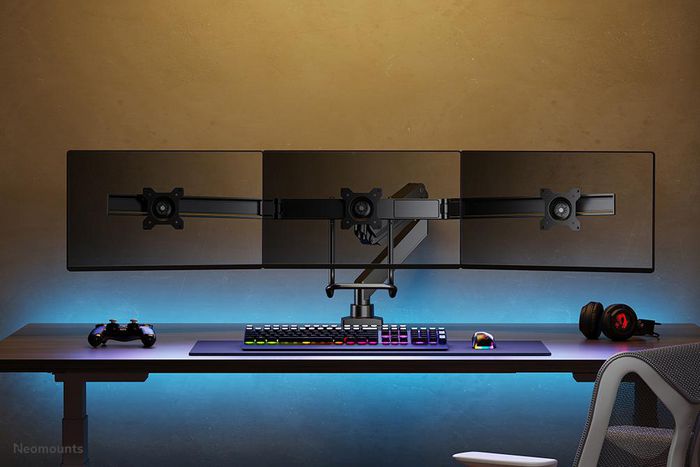 Neomounts NM-D775DX3BLACK - Support de bureau articulé à gaz pour 3 écrans jusqu'à 27" (68,6 cm), pivot 180°, inclinaison 20°, compatible VESA 100x100/75x75 mm - Noir Neomounts NM-D775DX3BLACK - Support de bureau articulé à gaz pour 3 écrans jusqu'à 27" (68,6 cm), pivot 180°, inclinaison 20°, compatible VESA 100x100/75x75 mm - Noir