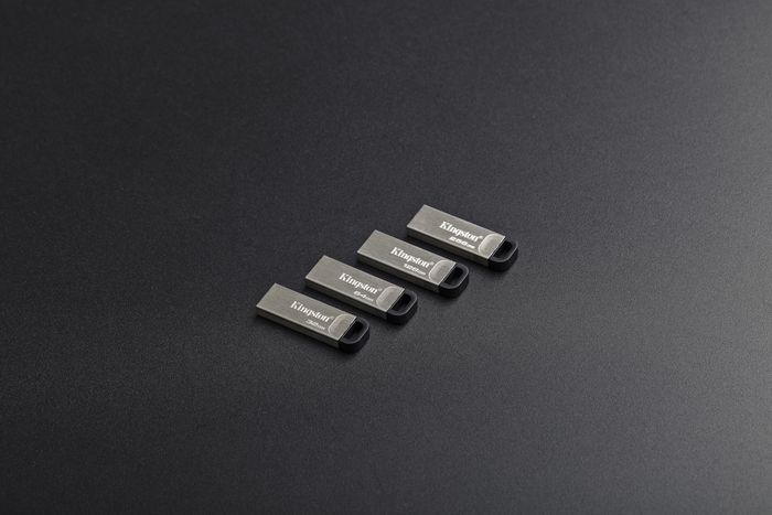 Kingston DataTraveler Kyson - Clé USB 3.2 Gen 1 de 64 Go - Design métal sans capuchon, œillet, lecture jusqu'à 200 Mo/s
