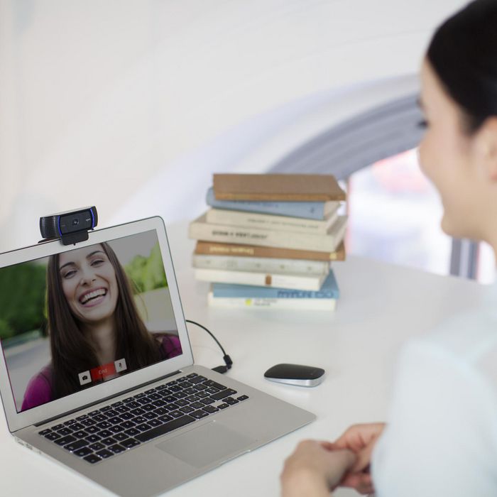 Logitech C920s Webcam HD avec Obturateur de Confidentialité - Résolution 1080p/720p à 30 FPS - Champ de Vision 78° - Double Micro - Appels et Enregistrement en Full HD