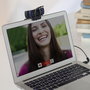 Logitech C920s Webcam HD avec Obturateur de Confidentialité - Résolution 1080p/720p à 30 FPS - Champ de Vision 78° - Double Micro - Appels et Enregistrement en Full HD