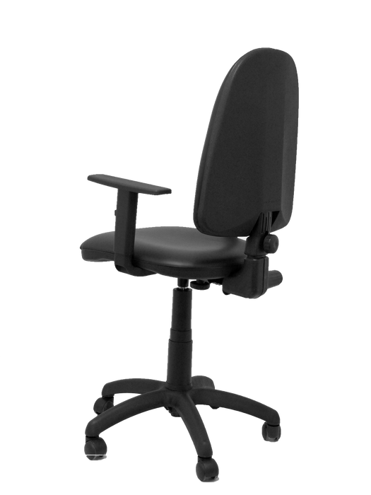 Chaise de bureau Aýna avec mécanisme Contact permanent de base, revêtue de simili cuir noir. Équipée d'une base en polyamide noir, d'accoudoirs 1D et de roulettes en nylon de 50 mm