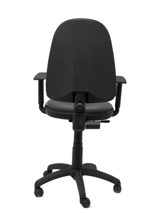 Chaise de bureau Aýna avec mécanisme Contact permanent de base, revêtue de simili cuir noir. Équipée d'une base en polyamide noir, d'accoudoirs 1D et de roulettes en nylon de 50 mm