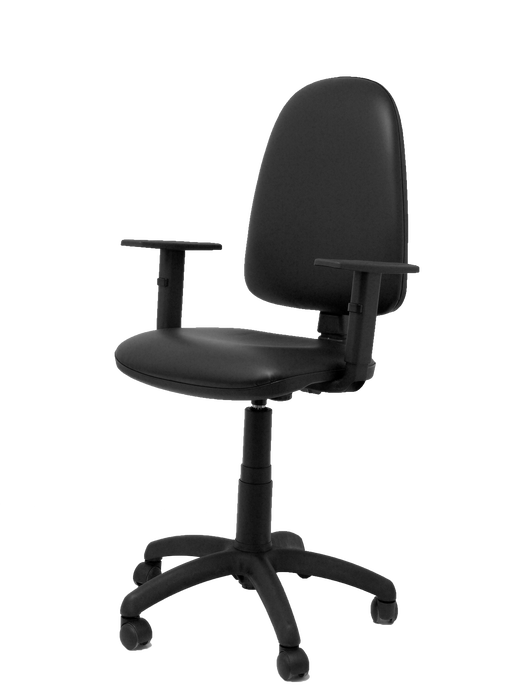 Chaise de bureau Aýna avec mécanisme Contact permanent de base, revêtue de simili cuir noir. Équipée d'une base en polyamide noir, d'accoudoirs 1D et de roulettes en nylon de 50 mm