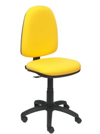 Chaise de bureau Aýna avec mécanisme de contact permanent de base, rembourrée de tissu jaune. Équipée d'une base en polyamide noir, sans accoudoirs et de roulettes en nylon de 50 mm