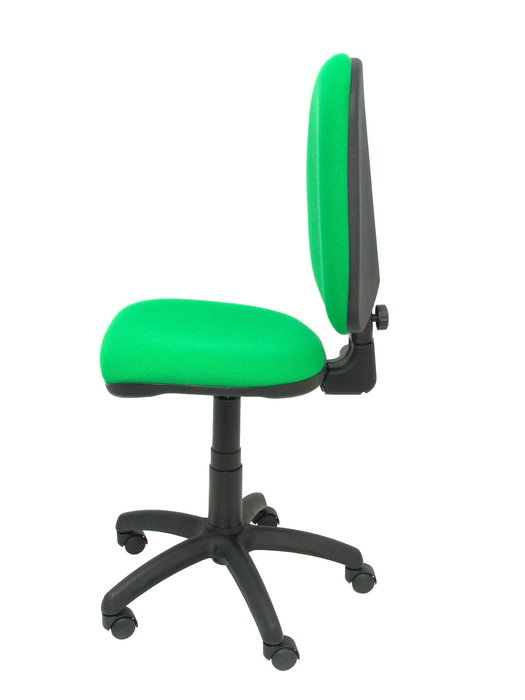 Chaise de bureau Aýna avec mécanisme Contact permanent de base, rembourrée de tissu vert. Équipée d'une base en polyamide noir, sans accoudoirs et de roulettes en nylon de 50 mm.