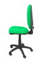 Chaise de bureau Aýna avec mécanisme Contact permanent de base, rembourrée de tissu vert. Équipée d'une base en polyamide noir, sans accoudoirs et de roulettes en nylon de 50 mm.