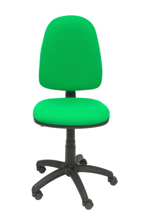 Chaise de bureau Aýna avec mécanisme Contact permanent de base, rembourrée de tissu vert. Équipée d'une base en polyamide noir, sans accoudoirs et de roulettes en nylon de 50 mm.