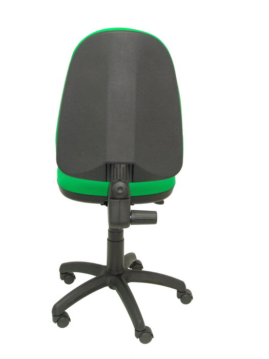 Chaise de bureau Aýna avec mécanisme Contact permanent de base, rembourrée de tissu vert. Équipée d'une base en polyamide noir, sans accoudoirs et de roulettes en nylon de 50 mm.