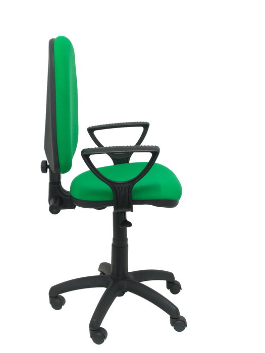 Chaise de bureau Aýna avec mécanisme Contact permanent de base, revêtue de tissu vert. Équipée d'une base en polyamide noir, d'accoudoirs fixes et de roulettes en nylon de 50 mm.