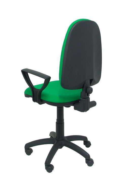 Chaise de bureau Aýna avec mécanisme Contact permanent de base, revêtue de tissu vert. Équipée d'une base en polyamide noir, d'accoudoirs fixes et de roulettes en nylon de 50 mm.