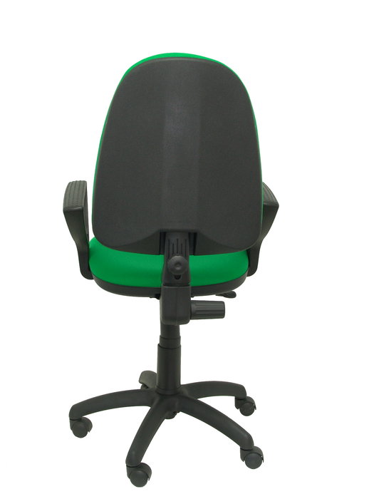 Chaise de bureau Aýna avec mécanisme Contact permanent de base, revêtue de tissu vert. Équipée d'une base en polyamide noir, d'accoudoirs fixes et de roulettes en nylon de 50 mm.
