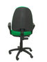 Chaise de bureau Aýna avec mécanisme Contact permanent de base, revêtue de tissu vert. Équipée d'une base en polyamide noir, d'accoudoirs fixes et de roulettes en nylon de 50 mm.