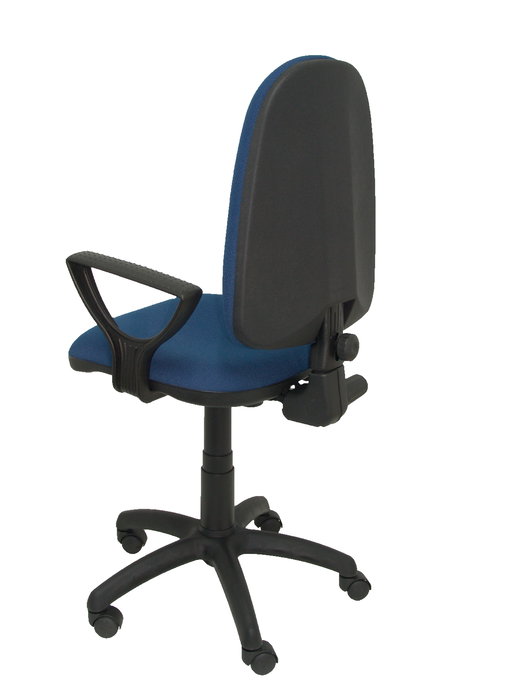 Chaise de bureau Aýna avec mécanisme Contact permanent de base, rembourrée de tissu bleu marine. Équipée d'une base en polyamide noir, d'accoudoirs fixes et de roulettes en nylon de 50 mm.
