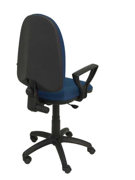 Chaise de bureau Aýna avec mécanisme Contact permanent de base, rembourrée de tissu bleu marine. Équipée d'une base en polyamide noir, d'accoudoirs fixes et de roulettes en nylon de 50 mm.