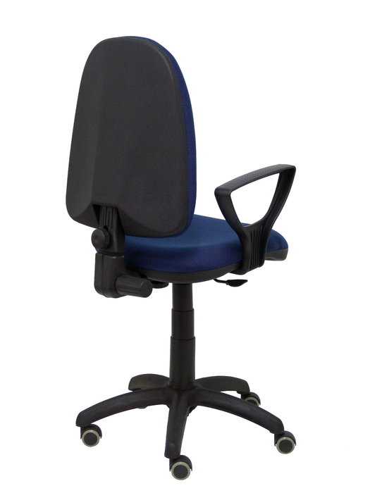 Chaise de bureau Aýna avec mécanisme Contact permanent de base, rembourrée de tissu bleu marine. Équipée d'une base en polyamide noir, d'accoudoirs fixes et de roulettes pour parquet