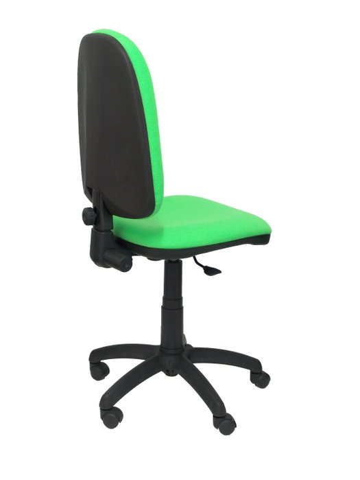 Chaise de bureau Aýna avec mécanisme Contact permanent de base, rembourrée de tissu couleur Pistache. Équipée d'une base en polyamide noir, sans accoudoirs et de roulettes en nylon de 50 mm Chaise de bureau Aýna avec mécanisme Contact permanent de base, rembourrée de tissu couleur Pistache. Équipée d'une base en polyamide noir, sans accoudoirs et de roulettes en nylon de 50 mm