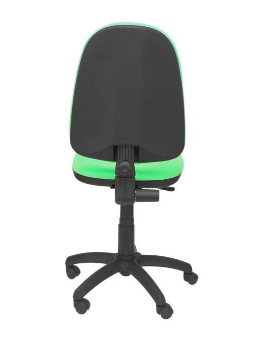 Chaise de bureau Aýna avec mécanisme Contact permanent de base, rembourrée de tissu couleur Pistache. Équipée d'une base en polyamide noir, sans accoudoirs et de roulettes en nylon de 50 mm Chaise de bureau Aýna avec mécanisme Contact permanent de base, rembourrée de tissu couleur Pistache. Équipée d'une base en polyamide noir, sans accoudoirs et de roulettes en nylon de 50 mm