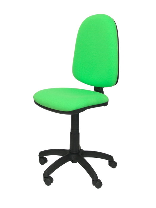 Chaise de bureau Aýna avec mécanisme Contact permanent de base, rembourrée de tissu couleur Pistache. Équipée d'une base en polyamide noir, sans accoudoirs et de roulettes en nylon de 50 mm Chaise de bureau Aýna avec mécanisme Contact permanent de base, rembourrée de tissu couleur Pistache. Équipée d'une base en polyamide noir, sans accoudoirs et de roulettes en nylon de 50 mm