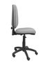 Chaise de bureau Aýna avec mécanisme Contact permanent de base, rembourrée de tissu gris. Équipée d'une base en polyamide noir, sans accoudoirs et de roulettes en nylon de 50 mm.