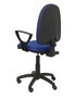 Chaise de bureau Aýna avec mécanisme de contact permanent de base, recouverte de tissu bleu. Équipée d'une base en polyamide noir, d'accoudoirs fixes et de roulettes en nylon de 50 mm.