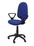 Chaise de bureau Aýna avec mécanisme de contact permanent de base, recouverte de tissu bleu. Équipée d'une base en polyamide noir, d'accoudoirs fixes et de roulettes en nylon de 50 mm.